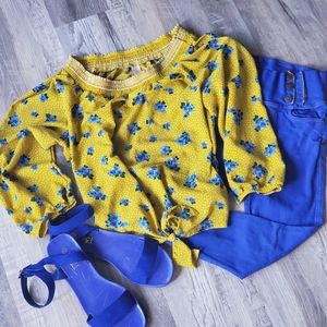 Yellow blouse. New condition. Size at-large.